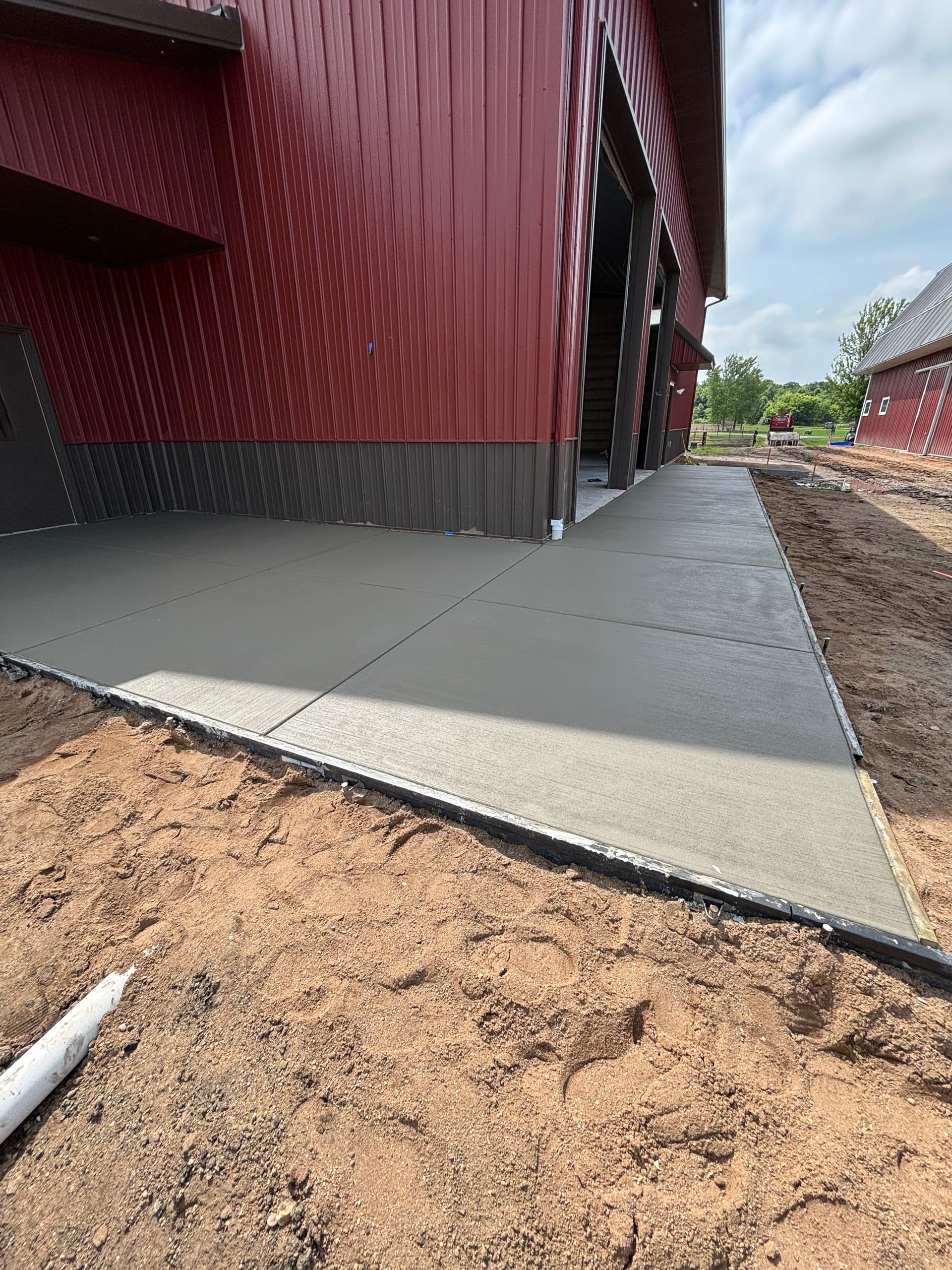 Gallery photos for Clean Concrete Flatwork Across Driveways Walkways and Pads: Image #5