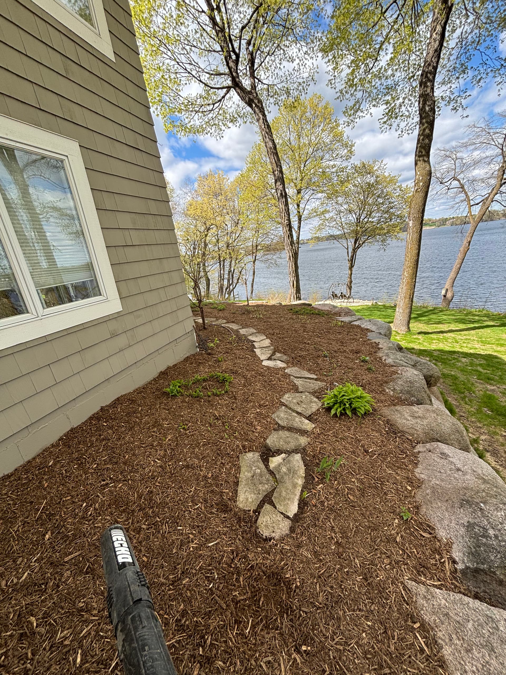 Gallery photos for 16-Yard Mulch Job on Halstead Bay Done Right: Image #2