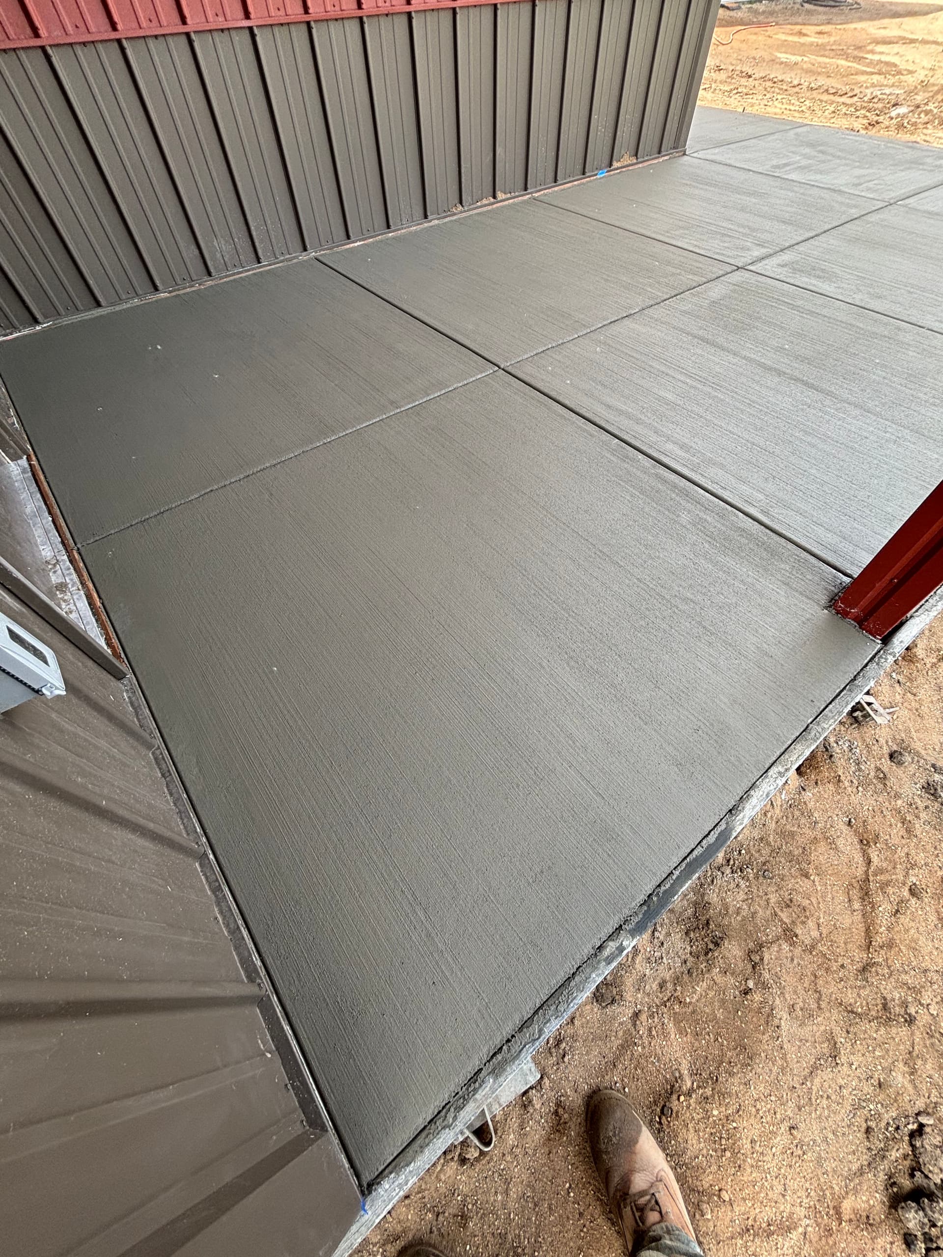 Gallery photos for Clean Concrete Flatwork Across Driveways Walkways and Pads: Image #2